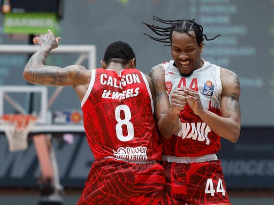Bilder des Jahres 2022, Sport 04 April Sport Themen der Woche KW17 26.04.2022, Basketball, BBL, s.Oliver Wuerzburg - MHP Riesen Ludwigsburg, GER, Wuerzburg, Tectake Arena Bild: v. li. Charles Callison (s.Oliver Wuerzburg) und William Buford (s.Oliver Wuerzburg), freuen Copyright: HMBxMedia xHeikoxBecker