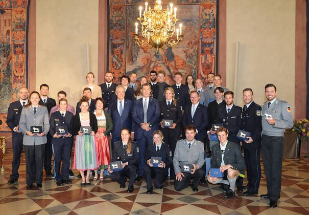 Bilder des Jahres 2022, Sport 04 April Sport Themen der Woche KW17 Sport Bilder des Tages sämtliche bayerischen Olympiateilnehmer in Peking 2022 zusammen mit dem bayerischen Innenminister Joachim Herrmann und dem Ministerpräsidenten Dr. Markus Söder Ministerpräsident Dr. Markus Söder gibt einen Empfang zu Ehren der bayerischen Teilnehmer an den olympischen Winterspielen und Paralympics in Peking im Kaisersaal der Münchner Residenz. München Bayern Deutschland Kaiser Saal der Münchner Residenz