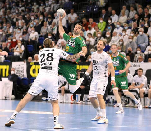 Bilder des Jahres 2022, Sport 04 April Sport Themen der Woche KW17 Sport Bilder des Tages Foto : Filip Mirkulovski Wetzlar beim Torwurf gegen Pavel Horak (Kiel) Handball Herren am 28.04.2022 1. Bundesliga THW Kiel - HSG WETZLAR