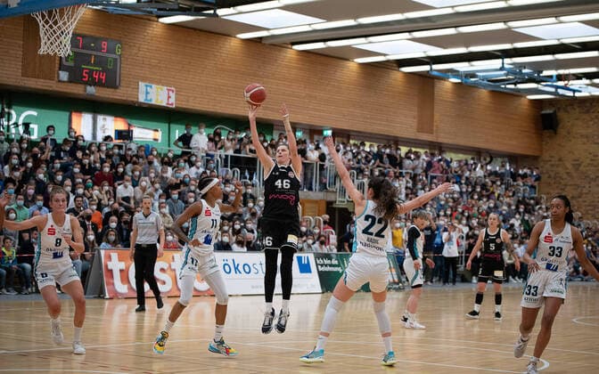 Bilder des Jahres 2022, Sport 04 April Sport Themen der Woche KW17 Wurf von Romy Baer (Rheinland Lions, 46) GER, Eisvoegel Freiburg - Rheinland Lions, Basketball, DDBL, Playoff Spiel 4, Saison 2021 2022, 29.04.2022, Eisvoegel Freiburg - Rheinland Lions, Basketball, DDBLL, Playoff Spiel 4, Saison 2021 2022, 29.04.2022 Freiburg im Breisgau Copyright: xEibner-Pressefoto ThomasxHeßx EP_THS