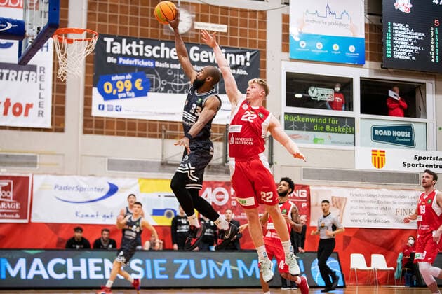 Bilder des Jahres 2022, Sport 04 April Sport Themen der Woche KW17 BARMER 2. Basketsball Bundesliga ProA Saison 2021 2022 Playoff Viertelfinale Spiel 4 am 29.4.22 Uni Baskets Paderborn vs Medipolis SC Jena v.li. Brandon Thomas (Jena) mit dem Dunking gegen Aaron Kayser (Paderborn) Sparkassen Arena