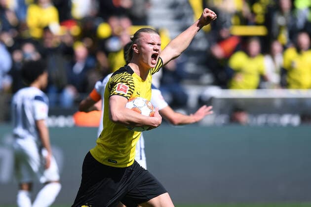 Bilder des Jahres 2022, Sport 04 April Sport Themen der Woche KW17 Sport Bilder des Tages Fußball 1. Bundesliga 32. Spieltag Borussia Dortmund - VfL Bochum am 30.04.2022 im Signal Iduna Park in Dortmund Torjubel zum 1:2 durch Erling Haaland ( Dortmund ) DFL regulations prohibit any use of photographs as image sequences and or quasi-video.