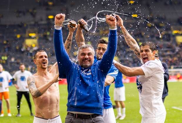 Bilder des Jahres 2022, Sport 04 April Sport Themen der Woche KW17 Sport Bilder des Tages Schlussjubel: Trainer Thomas Reis (Bochum) bekommt von Simon Zoller (Bochum), Vasilios Lampropoulos und Cristian Gamboa (Bochum) eine Bierdusche Borussia Dortmund - VfL Bochum 30.04.2022, Fussball; DFB, Saison 2021 22 Foto: Moritz Müller