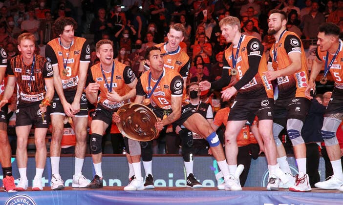 Bilder des Jahres 2022, Sport 04 April Sport Themen der Woche KW17 Sport Bilder des Tages Deutscher Meister BR Volleys Benjamin Patch mit Meisterschale Volleyball Playoff Finale 5.Spiel Bundesliga Herren Saison 2021 2022 30.04.2022 BR Volleys Berlin BRV vs. VfB Friedrichshafen