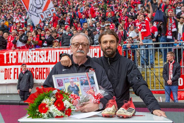 Bilder des Jahres 2022, Sport 04 April Sport Themen der Woche KW17 Sport Bilder des Tages Kaiserslautern, Deutschland 30. April 2022: 3. Liga - 2021 2022 - 1. FC Kaiserslautern vs. Borussia Dortmund II v.li. Zeugwart Wolfgang Wittich (FCK) und Geschaeftsfuehrer Thomas Hengen (FCK) bei Wittichs Verabschiedung in den Ruhestand DFB regulations prohibit any use of photographs as image sequences and or quasi-video. Fritz Walter Stadion Rheinland-Pfalz Copyright: xFotostandx xSchmittx