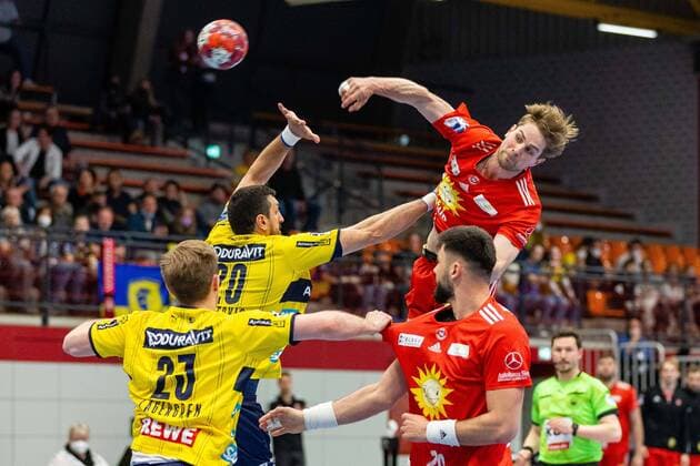Bilder des Jahres 2022, Sport 05 Mai Sport Themen der Woche KW17 v.l. Albin Lagergren (Rhein-Neckar Loewen 23), Ilija Abutovic (Rhein-Neckar Loewen 20), Lutz Heiny (TuS N-Luebbecke 5), Tin Kontrec (TuS N-Luebbecke 20) TuS N-Luebbecke vs. Rhein-Neckar Loewen, Handball, 1. Bundesliga, 28. Spieltag, 01.05.2022 Luebbecke Copyright: xEibner-Pressefotox xJanxStrohdiekx EP_JSK