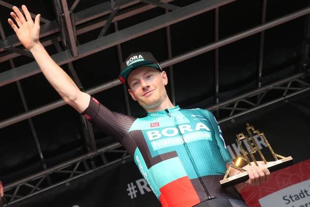 Bilder des Jahres 2022, Sport 05 Mai Sport Themen der Woche KW17 Podest, Siegerehrung, Sieger, 1. Platz Sam Bennett (IRL - BOH Bora-Hansgrohe), 2.Platz Fernando Gaviria (COL - UAE Team Emirates) 3. Platz Alexander Kristoff (NOR - TWG Intermarche - Wanty - Gobert Materiaux) , RADSPORT - Rennen Eschborn-Frankfurt - der Radklassiker , 01.05.2022, Radsport - 1. Mai, -