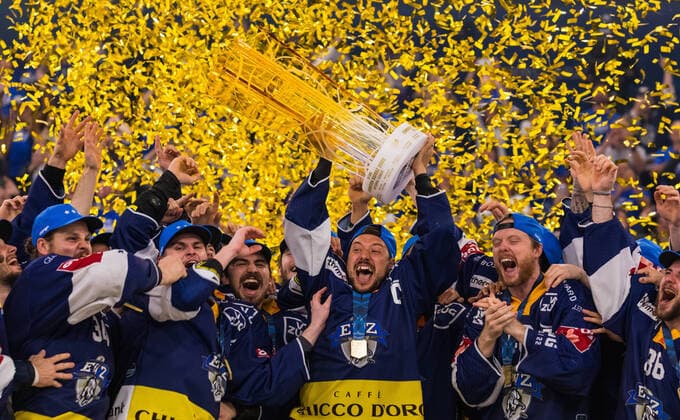 Bilder des Jahres 2022, Sport 05 Mai Sport Themen der Woche KW17 Sport Bilder des Tages Zug, Schweiz - 1. Mai 2022: Jubel beim EV Zug. Die Innerschweizer holen sich den Schweizermeistertitel der National League der Saison 2021 2022. Es ist der zweite Schweizermeister in Serie. Eishockey