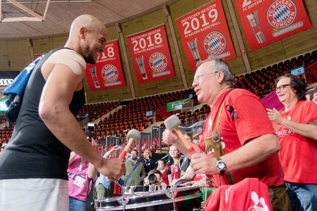 Bilder des Jahres 2022, Sport 05 Mai Sport Themen der Woche KW17 Sport Bilder des Tages Wuerzburgs 7 KING trommelt zum Abschied mit Bayern - Fans vor Transparenten seiner groessten Erfolge. Basketball, FC Bayern - Wuerzburg, am 1.05.2022, Basketball Bundesliga, FC Bayern München Basketball - s.Oliver Würzburg, Saison 2021-2022. Muenchen, A U D I D O M E, Deutschland. Quelle Copyright Credit : Oryk HAIST
