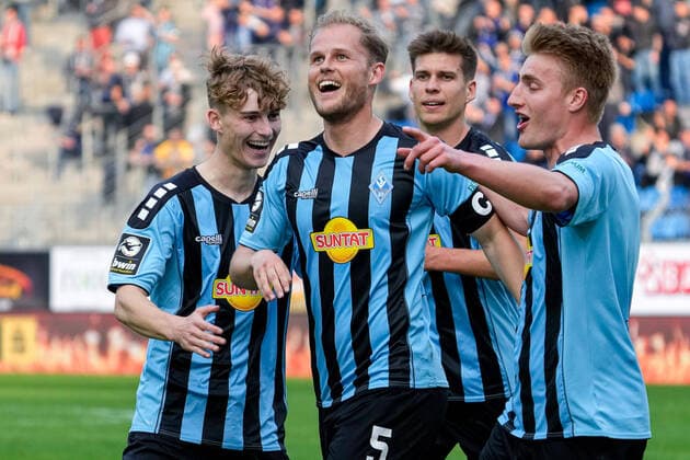 Bilder des Jahres 2022, Sport 05 Mai Sport Themen der Woche KW18 v.li.: Dominik Kother (SVWM, 34), Torschütze Marcel Seegert (SVWM, 5), Alexander Rossipal (SVWM, 21), Fridolin Wagner (SVWM, 8), Spieler vom SV Waldhof Mannheim (SVWM), jubeln über das Tor zum 1:0, Jubel, Torjubel, Torerfolg, celebrate the goal, goal, celebration, Jubel ueber das Tor, optimistisch, Spielszene, Highlight, Action, Aktion, 02.05.2022, Mannheim (Deutschland), Fussball, 3. Liga, SV Waldhof Mannheim - MSV Duisburg, DFB DFL REGULATIONS PROHIBIT ANY USE OF PHOTOGRAPHS AS IMAGE SEQUENCES AND OR QUASI-VIDEO.