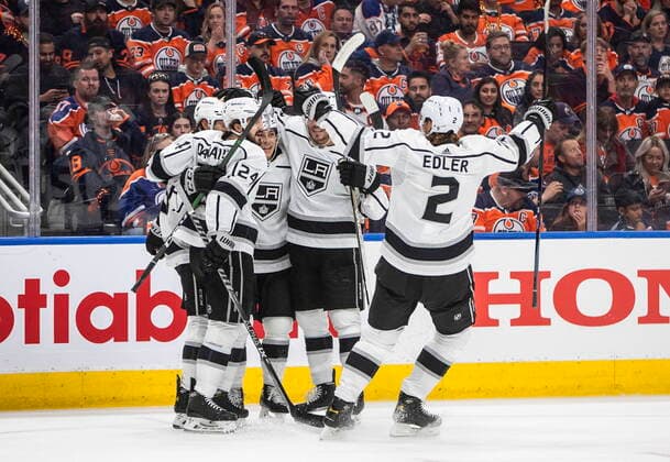 Bilder des Jahres 2022, Sport 05 Mai Sport Themen der Woche KW18 Sport Bilder des Tages May 2, 2022, EDMONTON, AB, CANADA: Los Angeles Kings celebrate a goal against the Edmonton Oilers during first period NHL, Eishockey Herren, USA playoff action in Edmonton, Monday, May 2, 2022. Canada News - May 2, 2022 - ZUMAc35_ 20220502_zaf_c35_159 Copyright: xJasonxFransonx