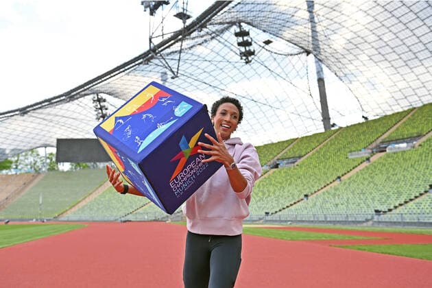 Bilder des Jahres 2022, Sport 05 Mai Sport Themen der Woche KW18 Sport Bilder des Tages Malaika MIHAMBO (Weitspringerin) posiert mit einem Wuerfel mit dem Logo der European Championships im Olympia Stadion. Einzelbild,angeschnittenes Einzelmotiv, Halbfigur,halbe Figur. Pressetermin European Championships 2022 am 03.05.2022