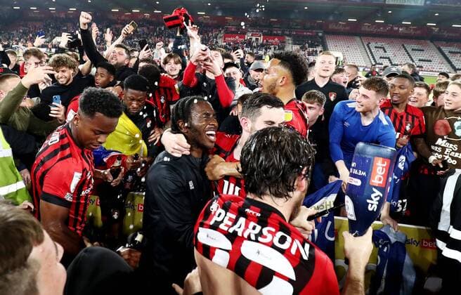 Bilder des Jahres 2022, Sport 05 Mai Sport Themen der Woche KW18 Sport Bilder des Tages Mandatory Credit: Photo by James Marsh Shutterstock (12922043az) Players celebrate after gaining promotion to the Premier League. AFC Bournemouth v Nottingham Forest, EFL Sky Bet Championship, Football, Vitality Stadium, Bournemouth, UK - 03 May 2022 EDITORIAL USE ONLY No use with unauthorised audio, video, data, fixture lists, club league logos or live services. Online in-match use limited to 120 images, no video emulation. No use in betting, games or single club league player publications. AFC Bournemouth v Nottingham Forest, EFL Sky Bet Championship, Football, Vitality Stadium, Bournemouth, UK - 03 May 2022 EDITORIAL USE ONLY No use with unauthorised audio, video, data, fixture lists, club league logos or live services. Online in-match use limited to 120 images, no video emulation. No use in betting, games or single club league player publications. Copyright: xJamesxMarsh Shutterstockx 12922043az