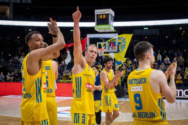 Bilder des Jahres 2022, Sport 05 Mai Sport Themen der Woche KW18 Sport Bilder des Tages Basketball Berlin 04.05.2022 Saison 2021 2022 easyCredit BBL 1. Bundesliga Alba Berlin - JobStairs Gießen 46ers Jubel Louis Olinde (Alba Berlin, No.19) Luke Sikma (Alba Berlin, No.43) Jonas Mattisseck (Alba Berlin, No.09)