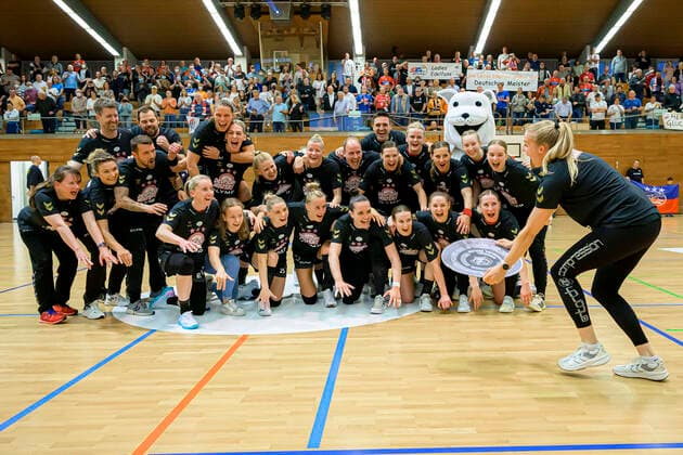 Bilder des Jahres 2022, Sport 05 Mai Sport Themen der Woche KW18 Sport Bilder des Tages Bietigheim, Deutschland 04. Mai 2022: HBF - 21 22 - SG BBM Bietigheim - VfL Oldenburg die Mannschaft von Bietigheim, Schlussjubel Schlußjubel Emotion Freude Teamfoto, Gruppenfoto, Danick Snelder (Bietigheim) hält die Meisterschale Bietigheim Halle am Viadukt Baden-Württemberg Deutschland
