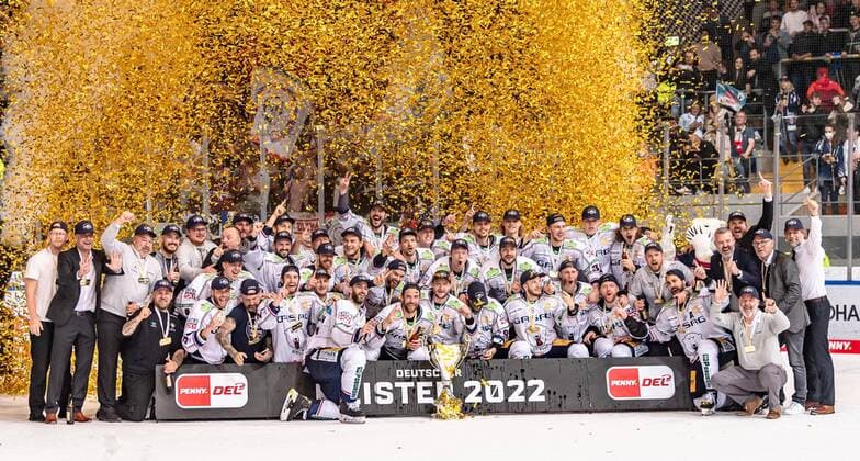 Bilder des Jahres 2022, Sport 05 Mai Sport Themen der Woche KW18 Sport Bilder des Tages Eisbaeren Berlin - Deutscher Eishockey Meister 2022 EHC Red Bull Muenchen gegen Eisbaeren Berlin, Eishockey, DEL, Playoffs, Finale Spiel 4, Saison 2021 2022, 04.05.2022. EHC Red Bull Muenchen gegen Eisbaeren Berlin, Eishockey, DEL, Playoffs, Finale Spiel 4, Saison 2021 2022, 04.05.2022 Muenchen Copyright: xEibnerxPressefotox xHeikexFeinerx EP_HFR