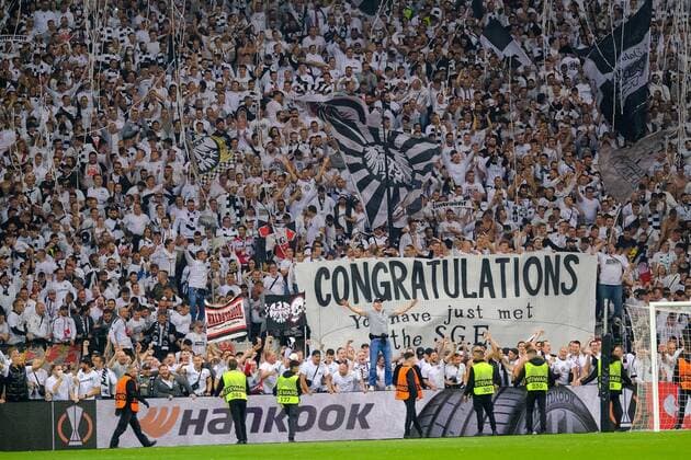 Bilder des Jahres 2022, Sport 05 Mai Sport Themen der Woche KW18 Sport Bilder des Tages Fans stuermen das Feld nach dem Sieg, Eintracht Frankfurt vs. West Ham United, Fussball, Europa League, Halbfinale, Rueckspiel, Saison 2021 2022, 05.05.2022, Eintracht Frankfurt vs. West Ham United, Fussball, Europa League, Halbfinale, Rueckspiel, Saison 2021 2022, 05.05.2022 Frankfurt am Main Copyright: xEibner-Pressefotox EP_EER
