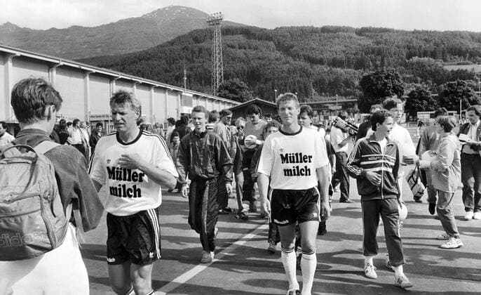 03.06.90 Hansi Müller Abschiedsspiel Österreich, Innsbruck, 03.06.1990, Fussball, Hansi Müller Abschiedsspiel: v.l. Bernd Förster, Karlheinz Förster.