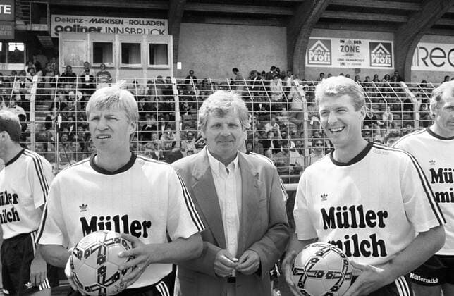 03.06.90 Hansi Müller Abschiedsspiel Österreich, Innsbruck, 03.06.1990, Fussball, Hansi Müller Abschiedsspiel: v.l. Bernd Förster, Jürgen Sundermann, Karlheinz Förster.
