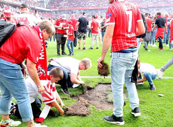 Bilder des Jahres 2022, Sport 05 Mai Sport Themen der Woche KW18 Sport Bilder des Tages Köln vs. VfL, 1. BL Köln, 07.05.2022, FUßBALL - 1. FC Köln vs. VfL Wolfsburg, 1. BL, Saison 2021 22. Schlussjubel, 1.FC Köln Fans feiern Europapokal Köln