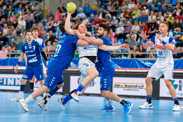 Bilder des Jahres 2022, Sport 05 Mai Sport Themen der Woche KW18 Sport Bilder des Tages Bietigheim, Deutschland 07. Mai 2022: 2. BL - 21 22 - SG BBM Bietigheim vs. VfL Gummersbach v. li. im Zweikampf Jonathan Fischer (Bietigheim), Ole Pregler (Gummersbach), Juan de la Pena (SG BBM Bietigheim) Bietigheim-Bissingen Egetrans Arena Baden-Württemberg Deutschland