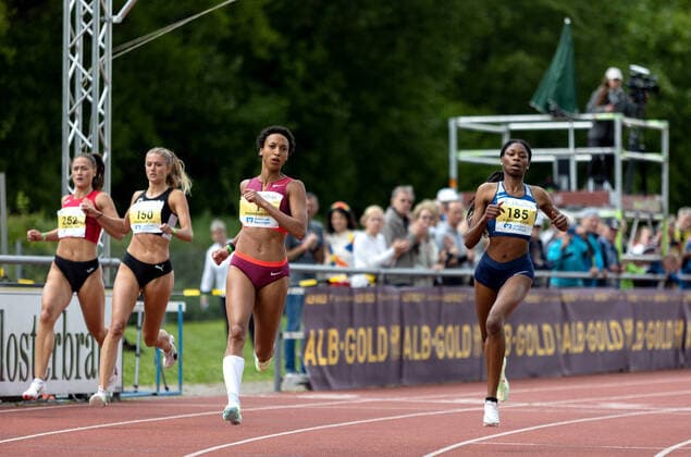 Bilder des Jahres 2022, Sport 05 Mai Sport Themen der Woche KW18 Sport Bilder des Tages 31. Internationales thallos Laeufermeeting; Pliezhausen, 08.05.2022 Hatte am Ende die Nase vorn: Malaika Mihambo (GER LG Kurpfalz) im Ziel nach 150m; mit im Bild sind Alica Schmidt (GER SCC Berlin) und Holly Okuku (GER GSV Eintracht Baunatal) zu sehen; 31. Internationales thallos Laeufermeeting am 08.05.2022 im Schoenbuchstadion in Pliezhausen (Baden-Wuerttemberg). Copyright: xBEAUTIFULxSPORTS R.xSchmittx