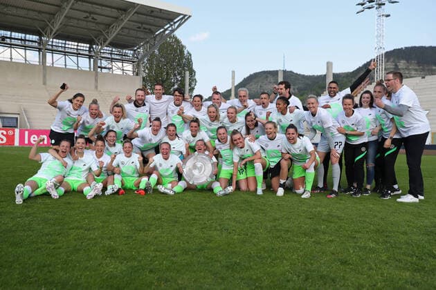 Bilder des Jahres 2022, Sport 05 Mai Sport Themen der Woche KW18 Sport Bilder des Tages Flyeralarm Frauen-Bundesliga: FC Carl Zeiss Jena vs. VfL Wolfsburg, 08.05.22 Fussball, Flyeralarm Frauen-Bundesliga, 21. Spieltag: FC Carl Zeiss Jena vs. VfL Wolfsburg am 08.05.22 im Ernst-Abbe-Sportfeld, Jena. Im Bild: Vorzeitig Deutscher Meister - VfL Wolfsburg Frauen Copyright: xBEAUTIFULxSPORTS JanxKaeferx
