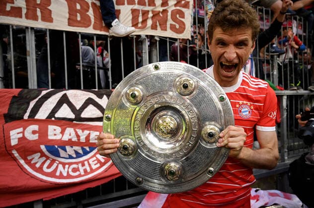 Bilder des Jahres 2022, Sport 05 Mai Sport Themen der Woche KW18 Sport Bilder des Tages Muenchen, Allianz Arena, 08.05.22, GER, Herren, 1.Bundesliga, Saison 2021-2022, FC Bayern Muenchen - VfB Stuttgart Bild: Thomas Müller (Bayern) mit Meisterschale Nur fuer journalistische Zwecke! Only for editorial use! Gemaess den Vorgaben der DFL Deutsche Fußball Liga ist es untersagt, in dem Stadion und oder vom Spiel angefertigte Fotoaufnahmen in Form von Sequenzbildern und oder videoaehnlichen Fotostrecken zu verwerten bzw. verwerten zu lassen. DFL regulations prohibit any use of photographs as image sequences and or quasi-video. Bayern Deutschland