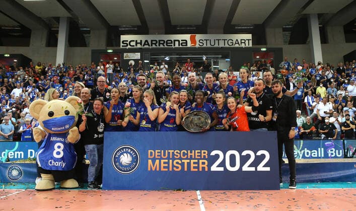 Bilder des Jahres 2022, Sport 05 Mai Sport Themen der Woche KW18 Sport Bilder des Tages BAU 08.05.2022, Deutschland, Stuttgart Volleyball Bundesliga, Allianz MTV Stuttgart vs. SC Potsdam, Schlußjubel, MTV Stuttgart mit Meisterschale
