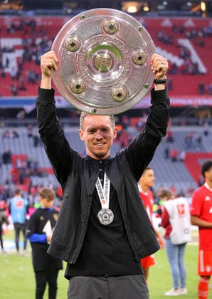 Bilder des Jahres 2022, Sport 05 Mai Sport Themen der Woche KW18 Sport Bilder des Tages Bayern, Fußball Bundesliga, Saison 2021 2022, FC Bayern München vs. VfB Stuttgart, Trainer Julian Nagelsmann (Bayen) mit Meisterschale Gemäß den Vorgaben der DFL Deutsche Fußball Liga ist es untersagt, in dem Stadion und oder vom Spiel angefertigte Fotoaufnahmen in Form von Sequenzbildern und oder videoähnlichen Fotostrecken zu verwerten bzw. verwerten zu lassen.