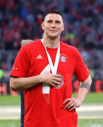 Sport Themen der Woche KW18 Sport Bilder des Tages Bayern, Fußball Bundesliga, Saison 2021 2022, FC Bayern München vs. VfB Stuttgart, Niklas Süle (Bayern) mit Medaille Gemäß den Vorgaben der DFL Deutsche Fußball Liga ist es untersagt, in dem Stadion und oder vom Spiel angefertigte Fotoaufnahmen in Form von Sequenzbildern und oder videoähnlichen Fotostrecken zu verwerten bzw. verwerten zu lassen.
