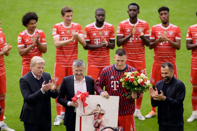 08.05.2022, Fussball 1. Bundesliga 2021 2022, 33. Spieltag, FC Bayern München - VfB Stuttgart, in der Allianz-Arena München. Verabschiedung von Niklas Süle (FC Bayern München), mit Sportdirektor Hasan Salihamidzic (Bayern München), Präsident Herbert Hainer (FC Bayern), Vorstandsmitglied Oliver Kahn (Bayern München) mit Blumen, Niklas Süle (FC Bayern München) und die ganze Mannschaft steht Spalier.