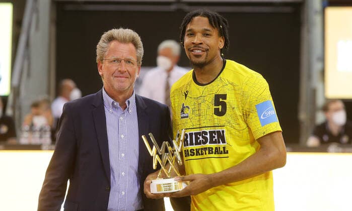Bilder des Jahres 2022, Sport 05 Mai Sport Themen der Woche KW19 Sport Bilder des Tages Ludwigsburg , Basketball easycredit BBL Bundesliga . MHP Riesen Ludwigsburg vs. MLP Academics Heidelberg , von links: Stfean Holz ( BBL ) Justin Simon ( Riesen ) , Auszeichnung als betser Defense Spieler der Saison