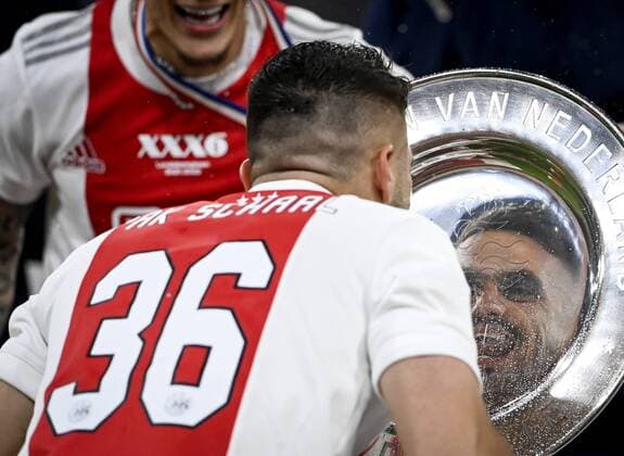 Bilder des Jahres 2022, Sport 05 Mai Sport Themen der Woche KW19 Sport Bilder des Tages AMSTERDAM - Dusan Tadic of Ajax with the bowl of the national championship after the Dutch Eredivisie match between Ajax Amsterdam and sc Heerenveen at the Johan Cruijff ArenA on May 11, 2022 in Amsterdam, Netherlands. ANP OLAF KRAAK Dutch Eredivisie 2021 2022 xVIxANPxSportx xxANPxIVx