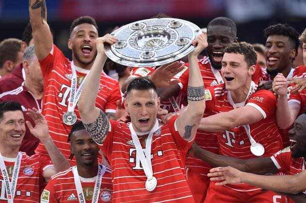 Fußball 1. Bundesliga 33. Spieltag FC Bayern München - VfB Stuttgart am 08.05.2022 in der Allianz Arena in München München Spieler feiern die deutsche Meisteschaft Übergabe Meisterschale Trophäe Niklas Süle ( München ) DFL regulations prohibit any use of photographs as image sequences and or quasi-video.