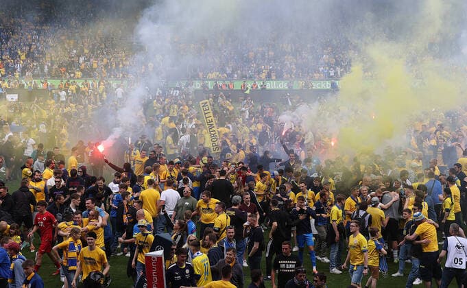 Bilder des Jahres 2022, Sport 05 Mai Sport Themen der Woche KW19 Sport Bilder des Tages Platzsturm nach dem Aufstieg von Eintracht Braunschweig in die 2.Liga DFL REGULATIONS PROHIBIT ANY USE OF PHOTOGRAPHS AS IMAGE SEQUENCES AND OR QUASI-VIDEO.