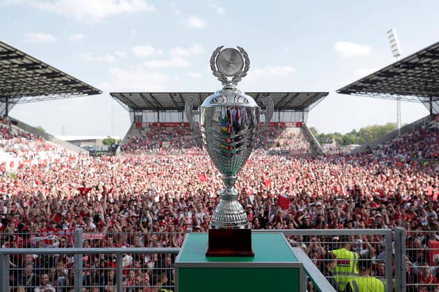 Bilder des Jahres 2022, Sport 05 Mai Sport Themen der Woche KW19 Sport Bilder des Tages 38. Spieltag 21 22 Fußball Regionalliga West Rot-Weiss Essen - Rot-Weiss Ahlen am 14.05.2022 im Stadion an der Hafenstrasse in Essen Jubel bei Rot-Weiss Essen über den Aufstieg in Liga 3