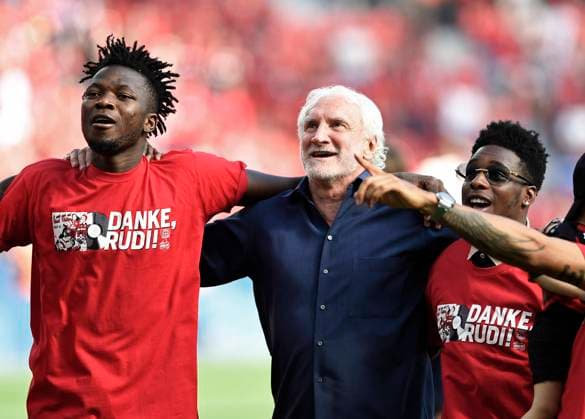 14.05.2022, Leverkusen, Deutschland, BayArena, Bayer 04 Leverkusen vs. SC Freiburg - 1. Bundeliga, Edmond Tapsoba (Bayer 04 Leverkusen), Geschaeftsfuehrer Rudi Voeller (Bayer 04 Leverkusen) und Jeremie Frimpong (Bayer 04 Leverkusen) jubeln, Jubel (Foto Ralf Treese) DFB DFL REGULATIONS PROHIBIT ANY USE OF PHOTOGRAPHS AS IMAGE SEQUENCES AND OR QUASI-VIDEO. Leverkusen BayArena Nordrhein-Westfalen Deutschland