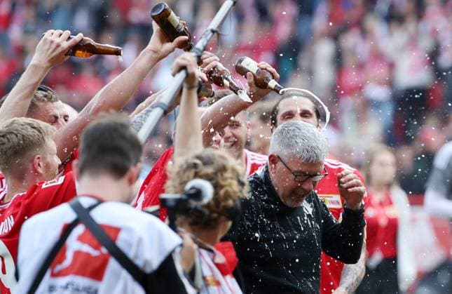 Bilder des Jahres 2022, Sport 05 Mai Sport Themen der Woche KW19 Sport Bilder des Tages Bierdusche für Trainer Urs Fischer, Unionmannschaft feiert Teilnahme Europa League Freude Emotion Jubel nach Spielende Fußball Fussball 1.Bundesliga Herren DFL Saison 2021 2022 14.05.2022 1.FC Union Berlin FCU vs. VfL Bochum DFL regulations prohibit any use of photographs as image sequences and or quasi-video.