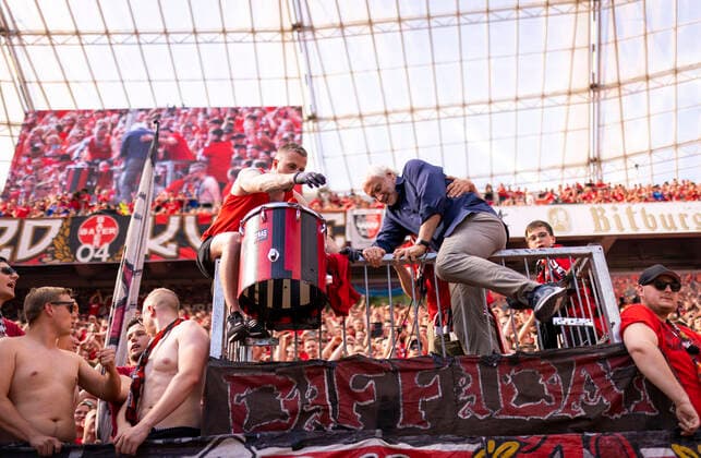 Bilder des Jahres 2022, Sport 05 Mai Sport Themen der Woche KW19 Sport Bilder des Tages Abschied Geschäftsführer Rudi Völler (Leverkusen) klettert in den Fanblock Bayer Leverkusen - SC Freiburg 14.05.2022, Fussball; Saison 2021 22 Foto: Moritz Müller
