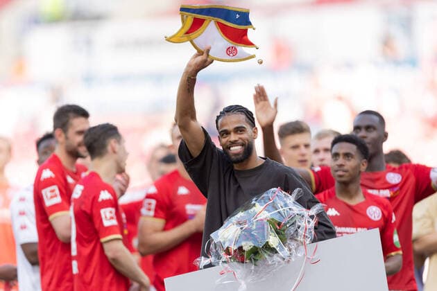 Bilder des Jahres 2022, Sport 05 Mai Sport Themen der Woche KW19 Sport Bilder des Tages 1. FSV Mainz 05 - Eintracht Frankfurt, 1. FBL Verabschiedung von Jeremiah St. Juste (FSV Mainz 05, 4). Bundesligaspiel zwischen dem 1. FSV Mainz 05 und Eintracht Frankfurt am 14. Mai 2022 in der Mewa Arena in Mainz. Nach Vorgaben der DFL, Deutsche Fußball Liga, ist es untersagt, in dem Stadion und oder vom Spiel angefertigte Fotoaufnahmen in Form von Sequenzbildern und oder videoähnlichen Fotostrecken zu verwerten bzw. verwerten zu lassen., Mainz Rheinland-Pfalz Deutschland Mewa Arena