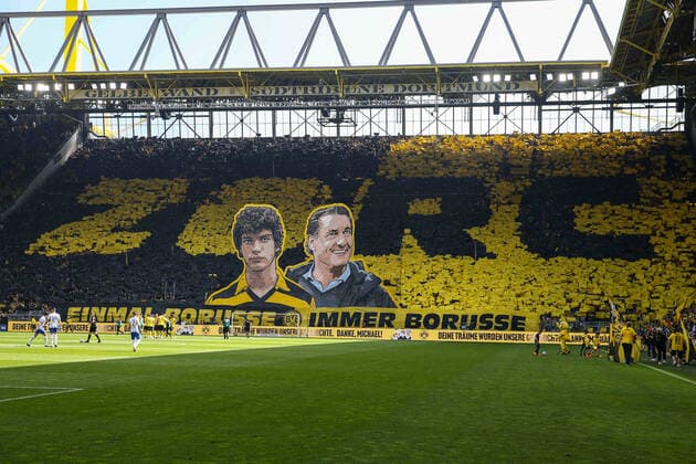 Bilder des Jahres 2022, Sport 05 Mai Sport Themen der Woche KW19 Sport Bilder des Tages Fußball 1. Bundesliga 34. Spieltag - Borussia Dortmund - Hertha BSC Berlin am 14.05.2022 im Signal Iduna Park in Dortmund Die Borussia Dortmund Fans präsentieren auf der Südtribüne Suedtribuene eine Michael Susi Zorc Abschieds Choreographie