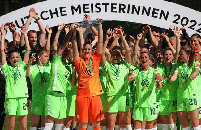 Bilder des Jahres 2022, Sport 05 Mai Sport Themen der Woche KW19 Sport Bilder des Tages VfL vs. Leverkusen, BL Frauen Wolfsburg, 15.05.2022, FUßBALL - VfL Wolfsburg vs. Bayer 04 Leverkusen, Flyeralarm Frauen-Bundesliga, Saison 2021 22. VfL Wolfsburg Frauen sind Deutscher Fußballmeister 2022, jubel mit der Meisterschale 2022 Wolfsburg