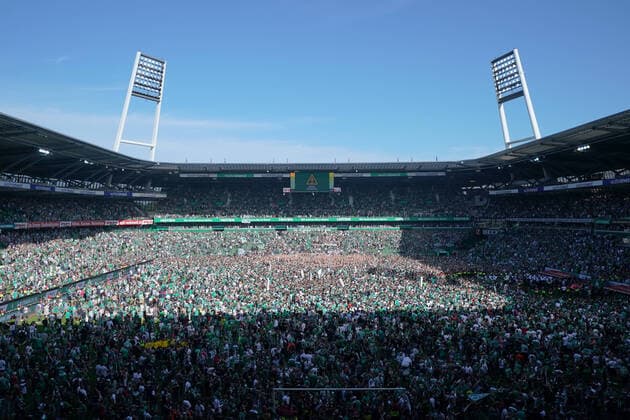Bilder des Jahres 2022, Sport 05 Mai Sport Themen der Woche KW19 Sport Bilder des Tages GER, 2. FBL, SV Werder Bremen vs SSV Jahn Regensburg 15.05.2022, wohninvest Weserstadion, Bremen, GER, 2. FBL, SV Werder Bremen vs SSV Jahn Regensburg im Bild picture shows Spielende. Endstand 2:0 Platzsturm im Weserstadion; SV Werder Bremen steigt wieder in die 1. Bundesliga auf