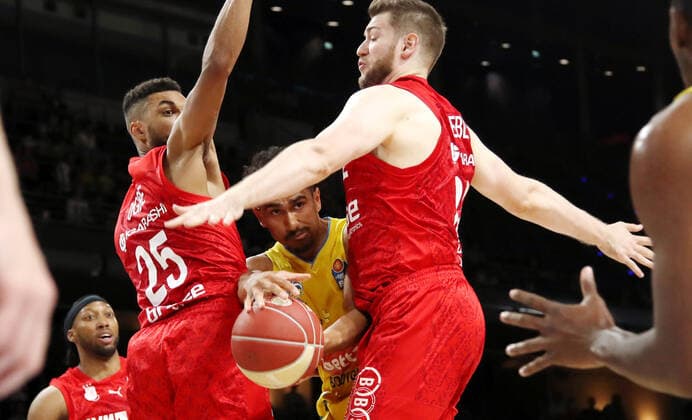 Bilder des Jahres 2022, Sport 05 Mai Sport Themen der Woche KW19 Sport Bilder des Tages Kenneth Ogbe, Maodo Lo, Martinas Geben Aktion Spielszene Zweikampf Basketball BBL Bundesliga Play Off Viertelfinale 2.Spiel Herren Saison 2021 2022 15.05.2022 ALBA Berlin vs. Brose Bamberg