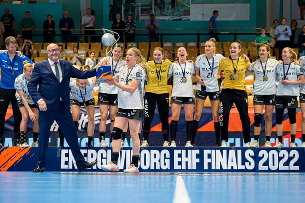 Bilder des Jahres 2022, Sport 05 Mai Sport Themen der Woche KW19 Sport Bilder des Tages Viborg, Daenemark 14. Mai 2022: Handball EHF EL Final 4 - 21 22 - Finale - Viborg HK vs. SG BBM Bietigheim Danick Snelder (Bietigheim) erhält den Pokal Viborg Vibocold Arena Daenemark