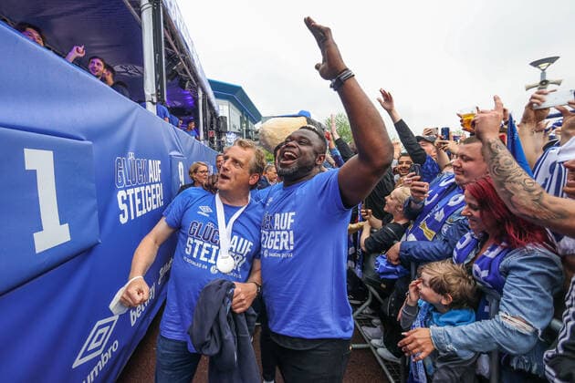 Bilder des Jahres 2022, Sport 05 Mai Sport Themen der Woche KW20 Sport Bilder des Tages 16.05.2022, Fussball, Saison 2021 2022, 2. Bundesliga, Aufstiegsfeier des FC Schalke 04, v. l. Cheftrainer Mike Büskens (FC Schalke 04), Teammanager Gerald Asamoah (FC Schalke 04) Gelsenkirchen Veltins Arena NRW Deutschland xRHR-FOTOx