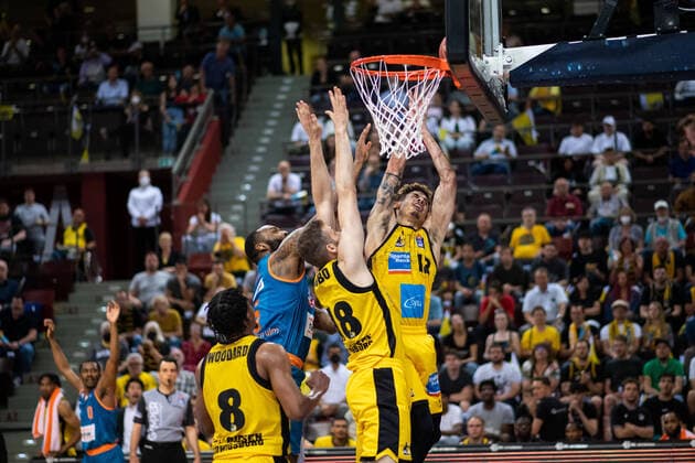 Bilder des Jahres 2022, Sport 05 Mai Sport Themen der Woche KW20 Sport Bilder des Tages Jonas Wohlfarth-Bottermann (MHP Riesen Ludwigsburg), Jonah Radebaugh (MHP Riesen Ludwigsburg) am Korb, GER, MHP Riesen Ludwigsburg vs. Ratiopharm Ulm, easycredit Basketball Bundesliga, Playoff Viertelfinale Spiel 2, 17.05.2022, Spielzeit 2021 2022 GER, MHP Riesen Ludwigsburg vs. Ratiopharm Ulm, easycredit Basketball Bundesliga, Playoff Viertelfinale Spiel 2, 17.05.2022, Spielzeit 2021 2022 Copyright: xEibner Memmlerx EP_MMR