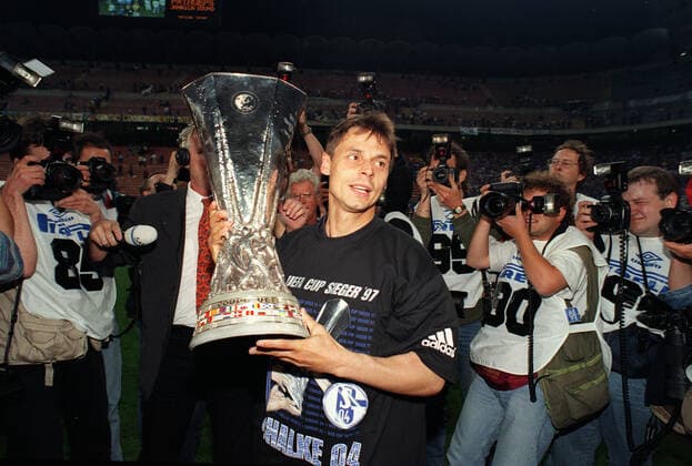 ARCHIVFOTO: Vor 25 Jahren, am 21. Mai 1997, gewinnt der FC Schalke 04 den UEFA-Pokal, 04SN_Inter_S04_97SP.jpg Olaf THON (Schalke) mit dem UEFA Cup Pokal Fussball UEFA Cup 2. Finale Inter Mailand - FC Schalke 04 1:4 n.Elf FC Schalke 04 UEFA Cup Sieger 1997