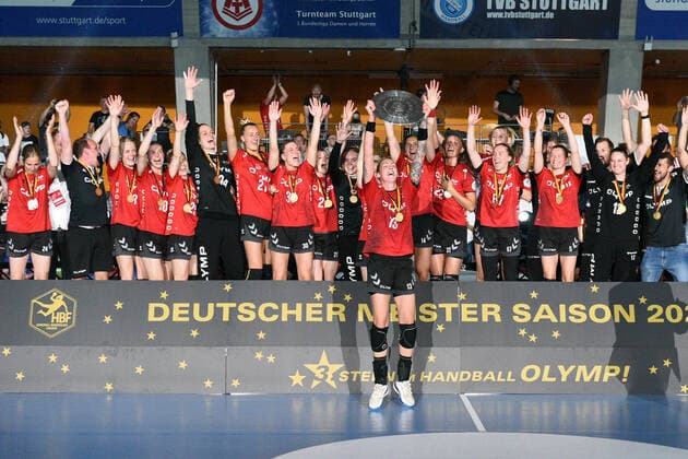 Bilder des Jahres 2022, Sport 05 Mai Sport Themen der Woche KW20 Luisa Schulze (SG BBM Bietigheim 13) reckt die Meisterschale in die Luft SG BBM Bietigheim vs.TusSies Metzingen Handball, HBF, 26.Ligaspiel, Saison 2021 2022 , 21.05.2022 SG BBM Bietigheim vs.TusSies Metzingen Handball, HBF, 26.Ligaspiel, Saison 2021 2022 , 21.05.2022 Stuttgart Copyright: xEibner-Pressefotox EP_TBR